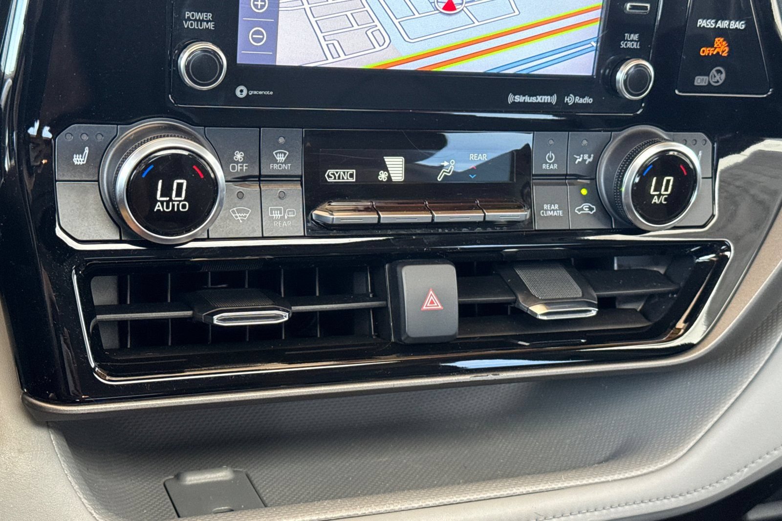 Used 2022 Toyota Highlander XLE AWD/4WD image 26