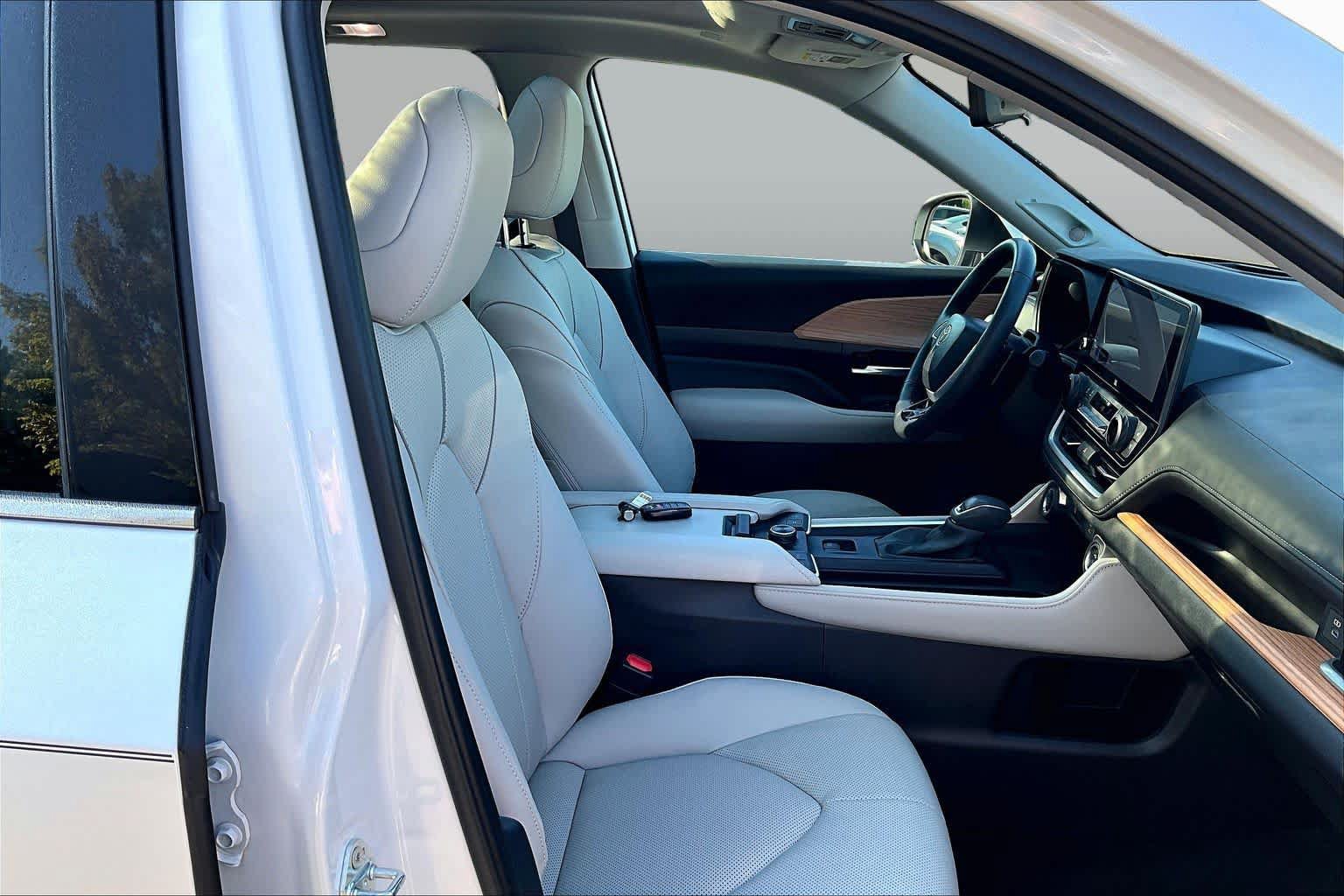 Used 2025 Toyota Grand Highlander AWD image 8