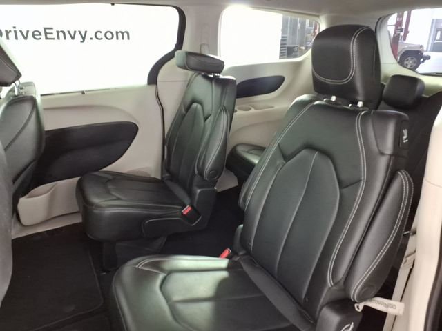 Used 2023 Chrysler Pacifica Touring-L image 9
