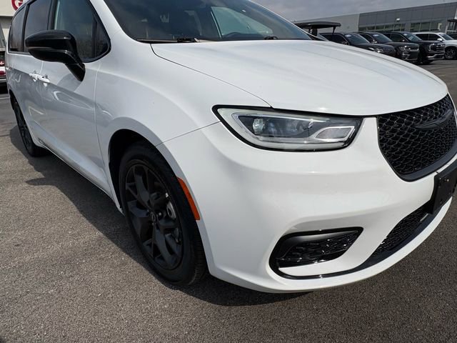 Used 2025 Chrysler Pacifica Limited FWD image 24