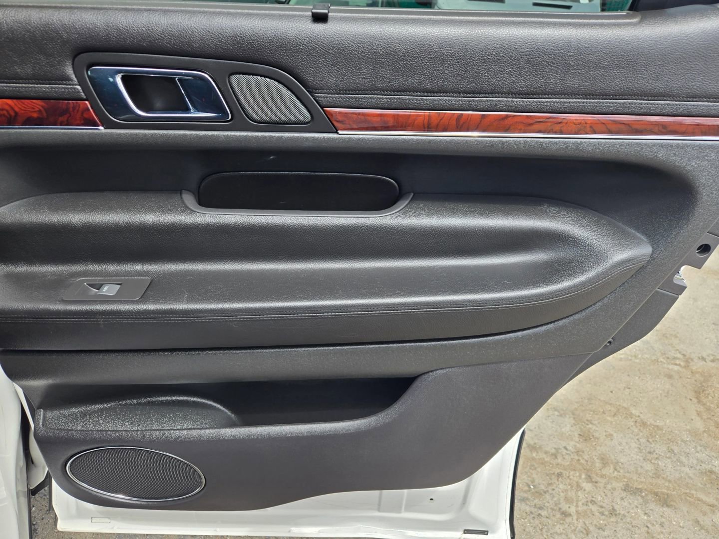 Used 2010 Lincoln MKT AWD image 18