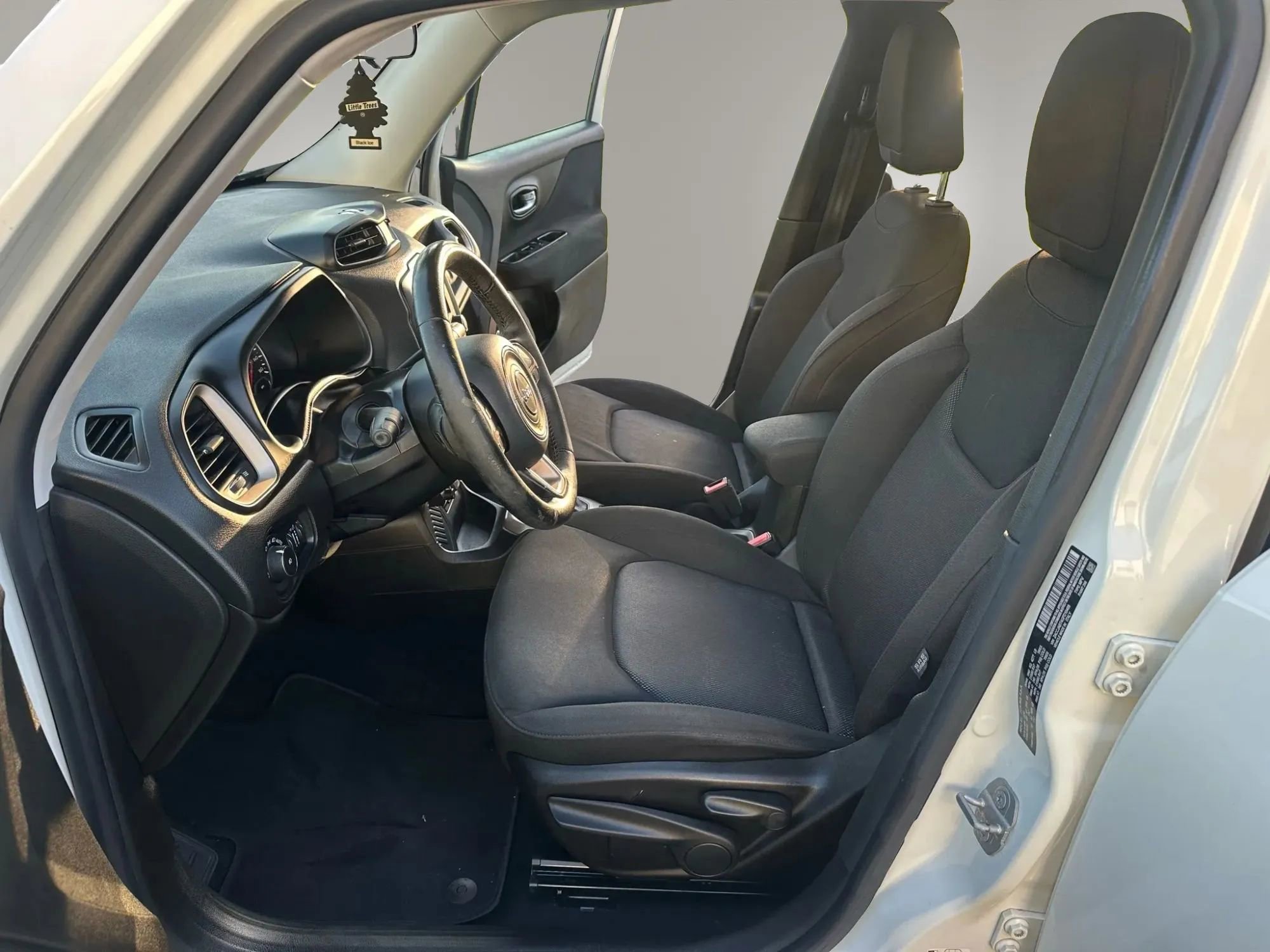 Used 2016 Jeep Renegade Latitude image 10