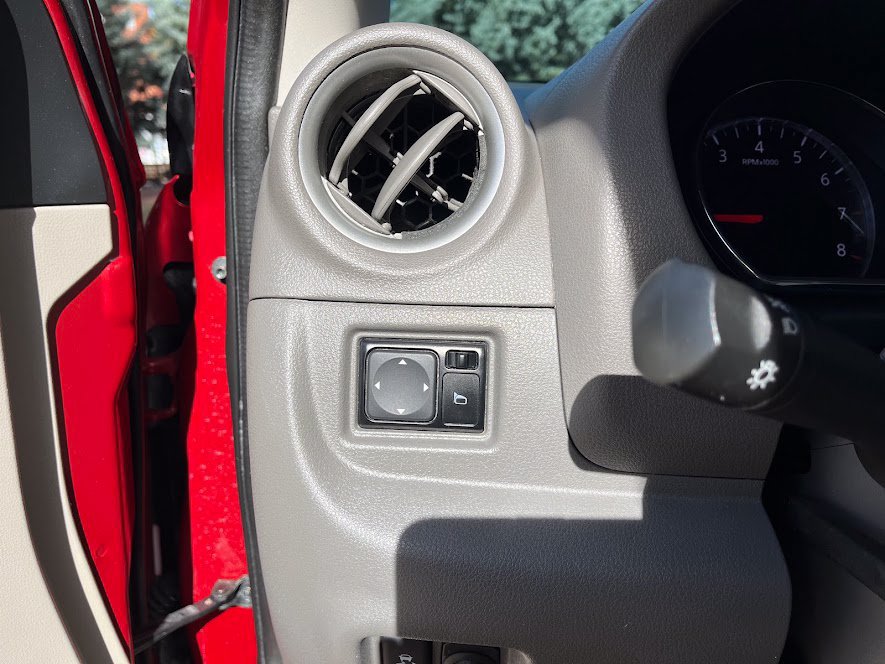 Used 2015 Nissan Versa SV FWD image 11