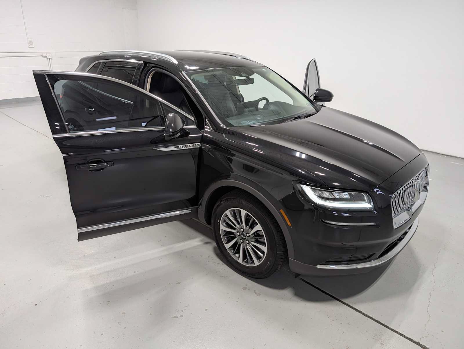 Used 2022 Lincoln Nautilus AWD w/ Premium Package image 16