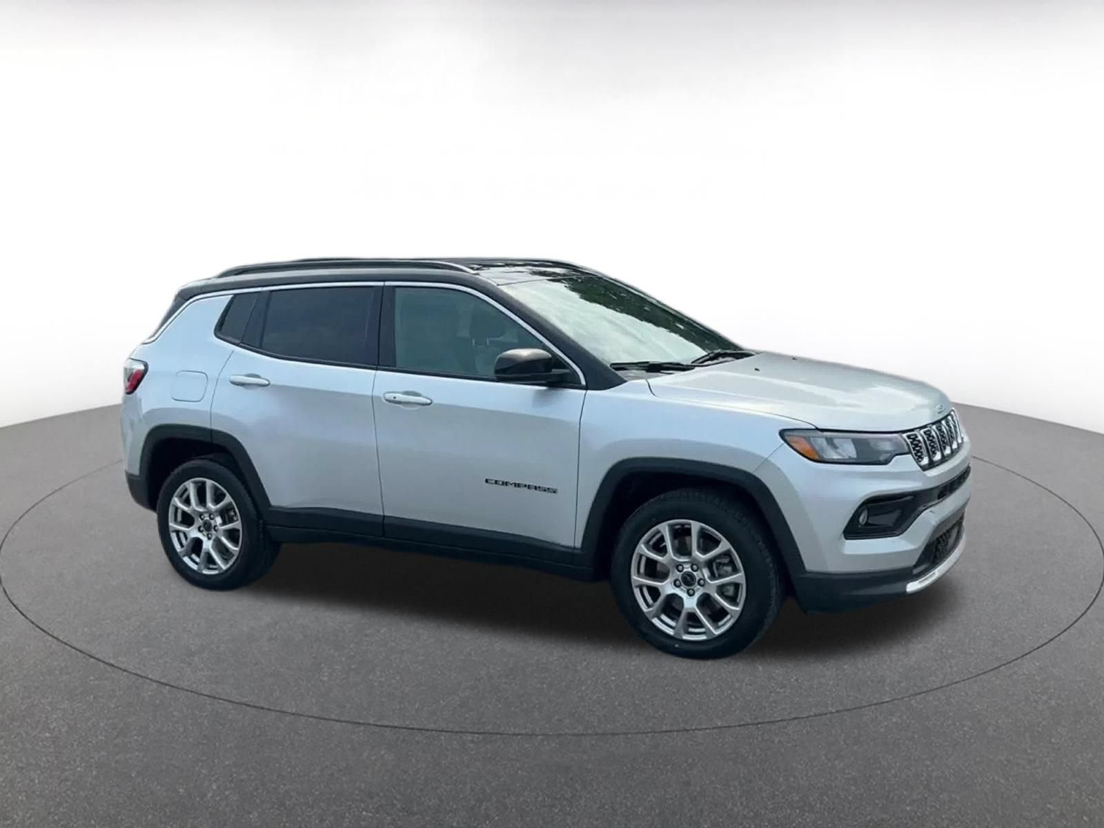 Used 2025 Jeep Compass Limited AWD/4WD image 2