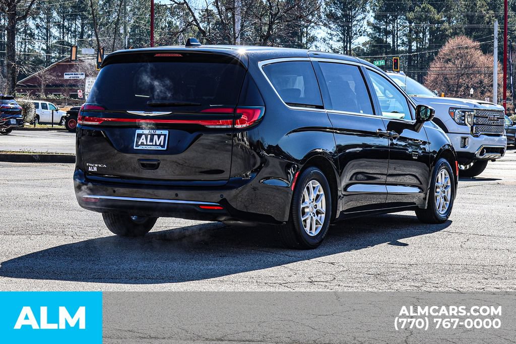 Used 2024 Chrysler Pacifica Touring-L FWD image 6