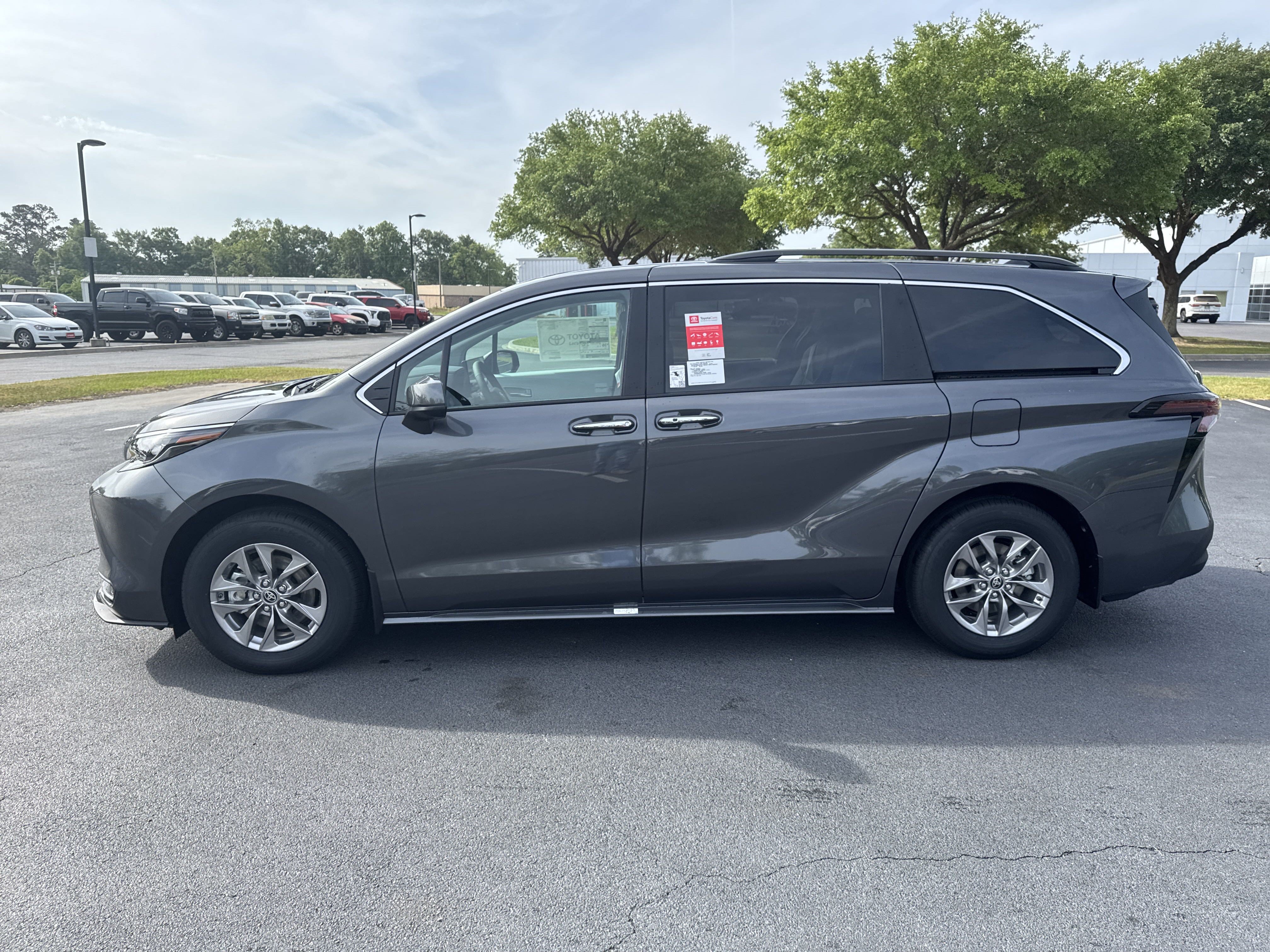 New 2025 Toyota Sienna XLE FWD image 9