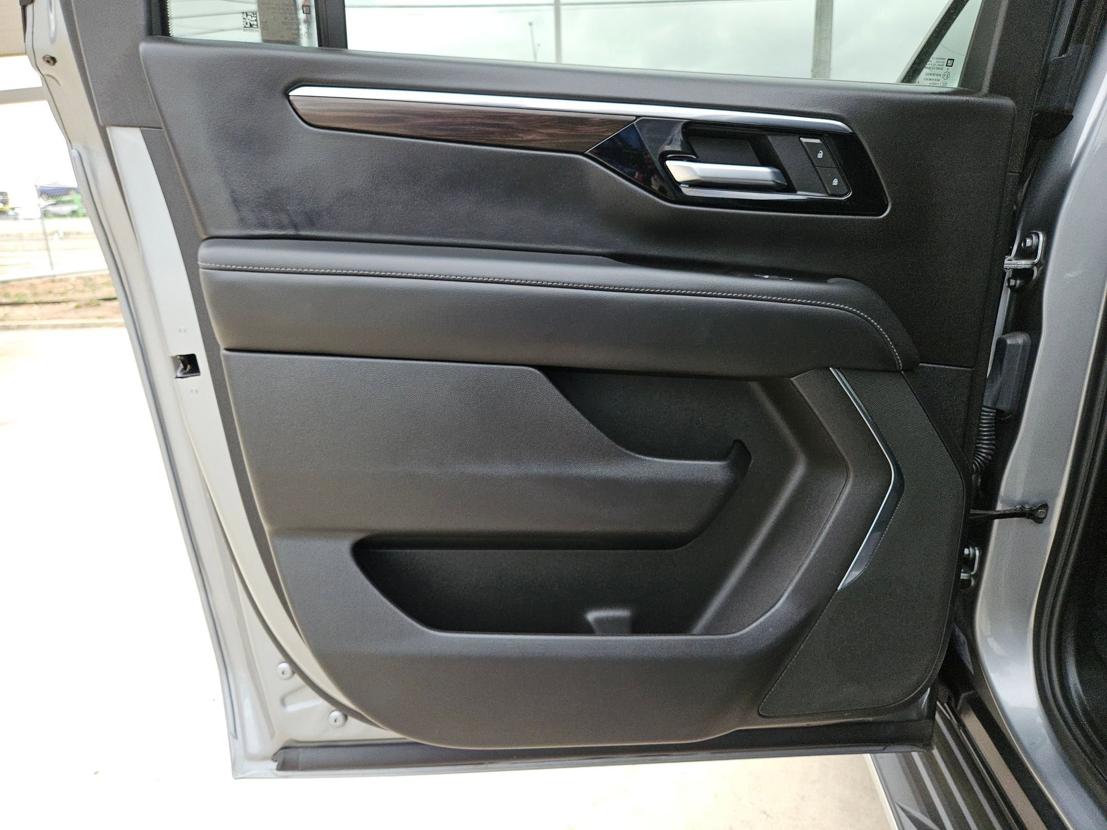 Certified 2025 Chevrolet Suburban LT AWD/4WD image 15