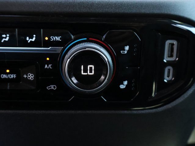 Used 2024 Chevrolet Silverado 2500 LTZ AWD/4WD image 35