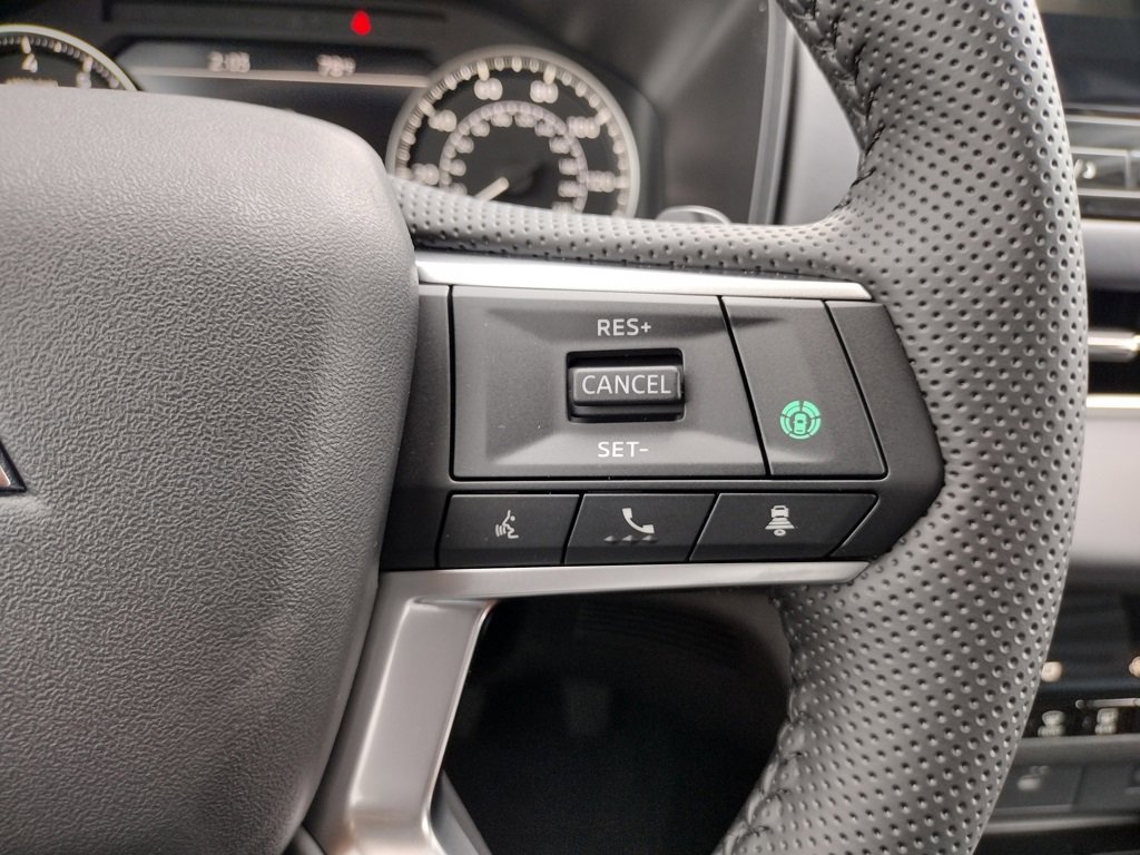 New 2025 Mitsubishi Outlander SE image 28