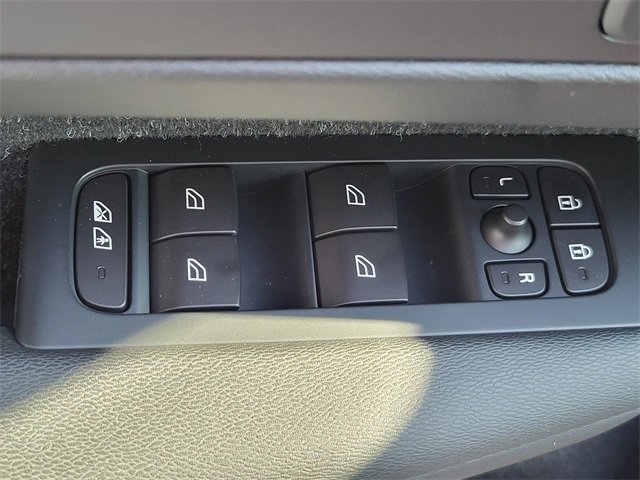 Used 2019 Volvo XC40 T5 Momentum image 18