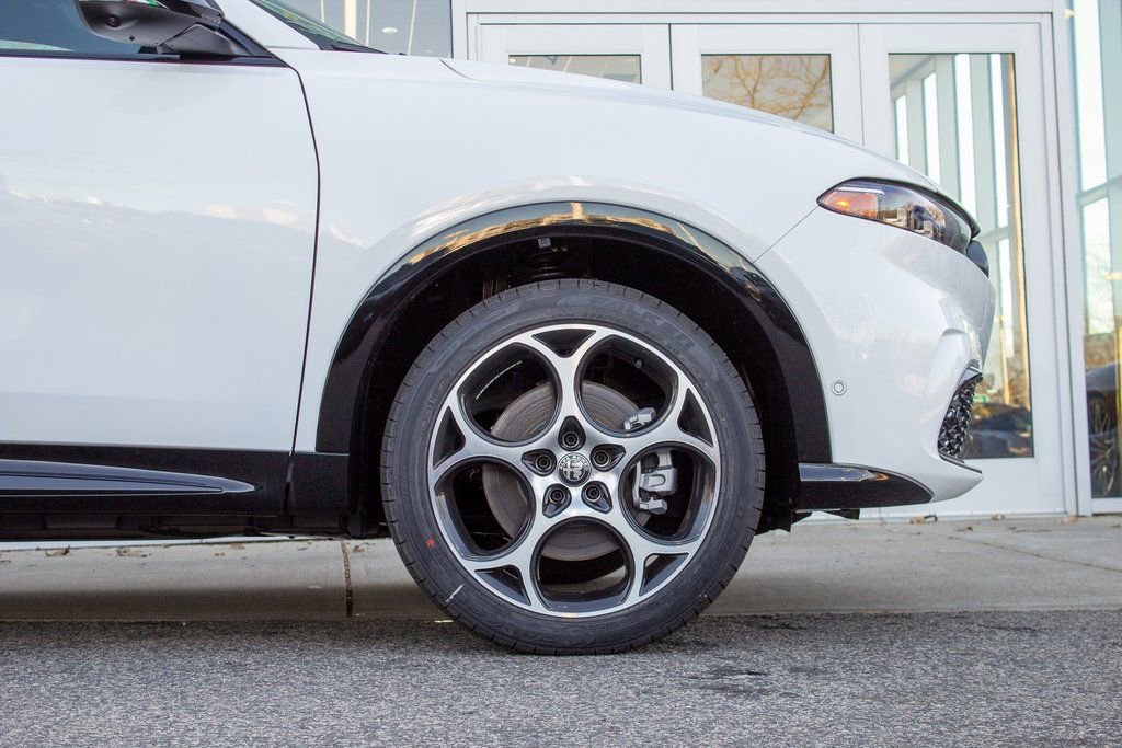 Used 2025 Alfa Romeo Tonale w/ Premium Package image 5