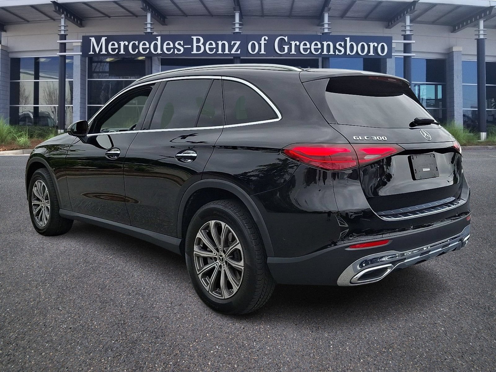 Used 2024 Mercedes-Benz GLC 300 4MATIC image 4