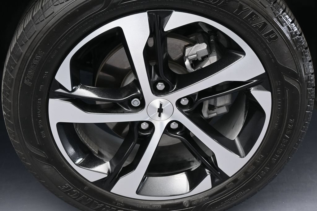 Used 2025 Chevrolet Trax RS w/ Driver Confidence Package FWD image 40