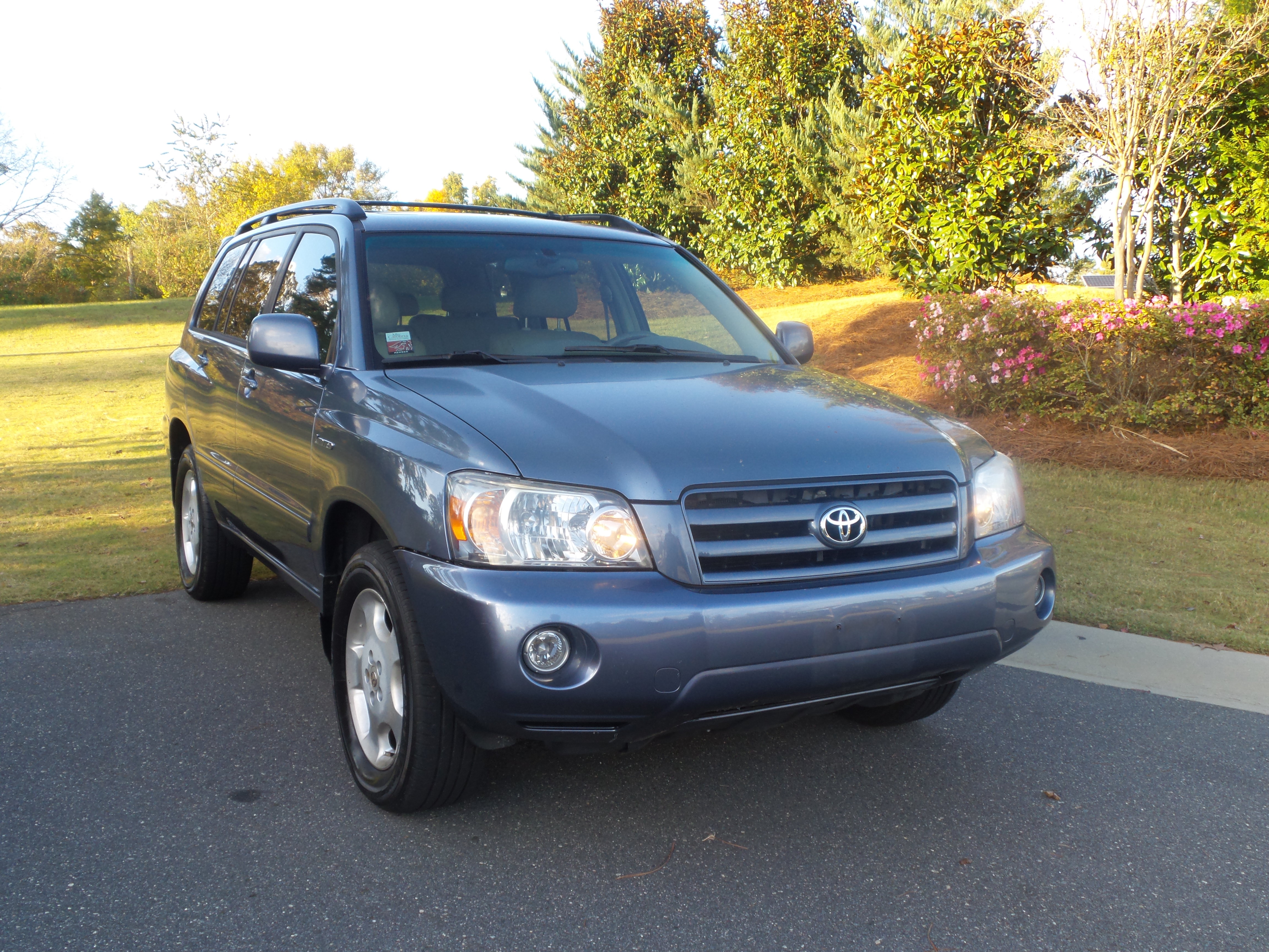 Used 2005 Toyota Highlander 4WD V6 w/ 3rd Row image 2