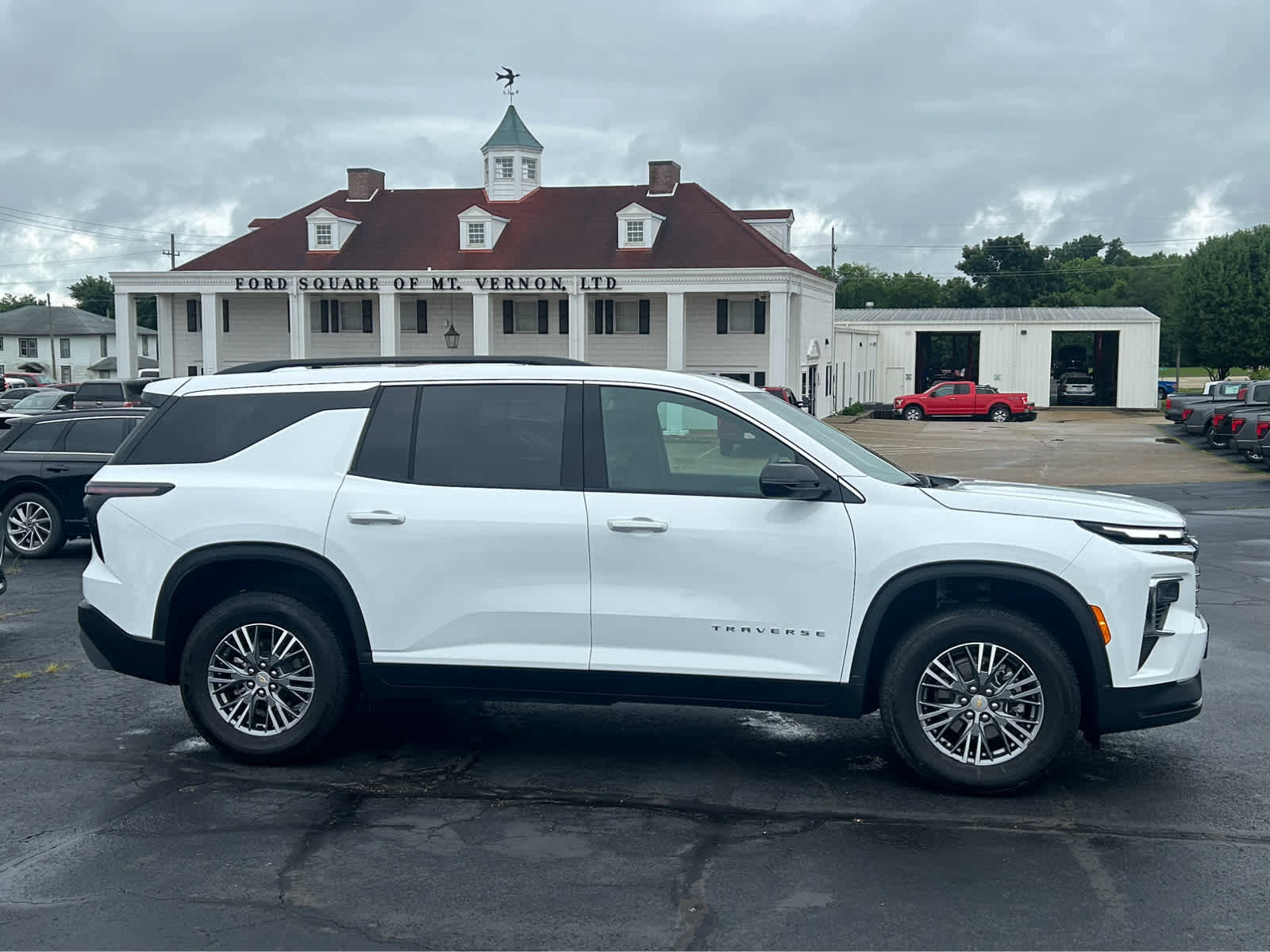 Used 2025 Chevrolet Traverse LT image 4