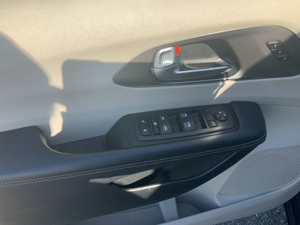 Certified 2023 Chrysler Pacifica Touring-L image 13