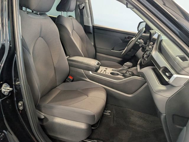 Used 2024 Toyota Highlander LE FWD image 15