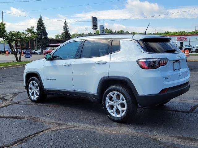 Used 2024 Jeep Compass Latitude AWD/4WD image 3