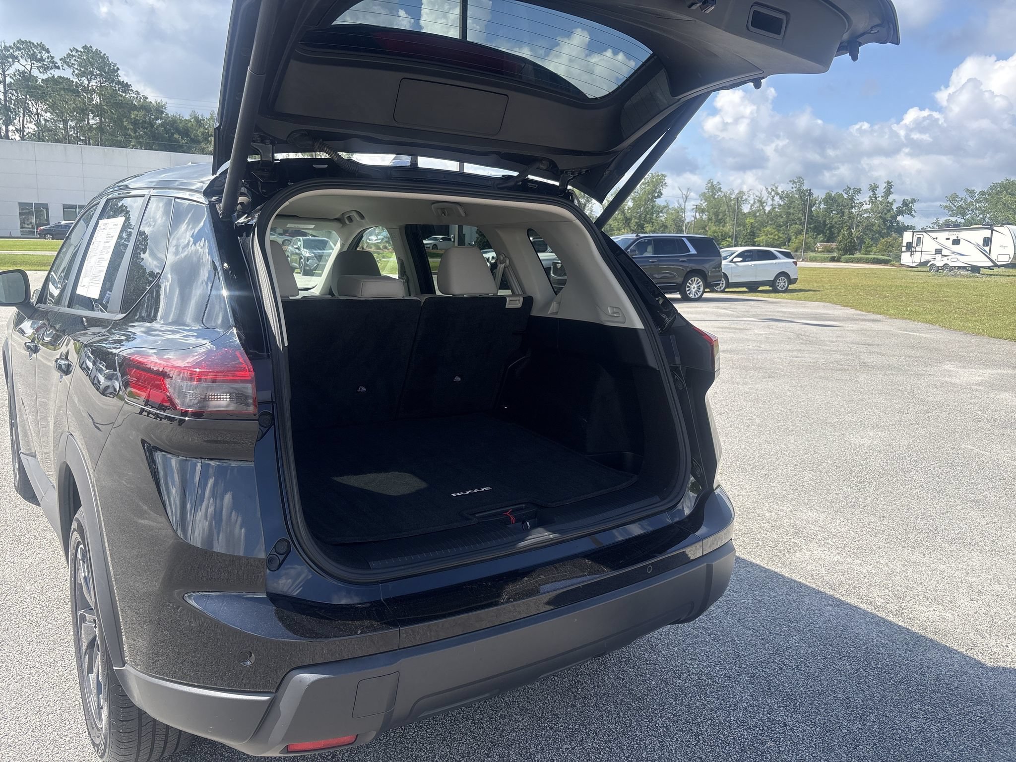 Used 2025 Nissan Rogue SV AWD/4WD image 15