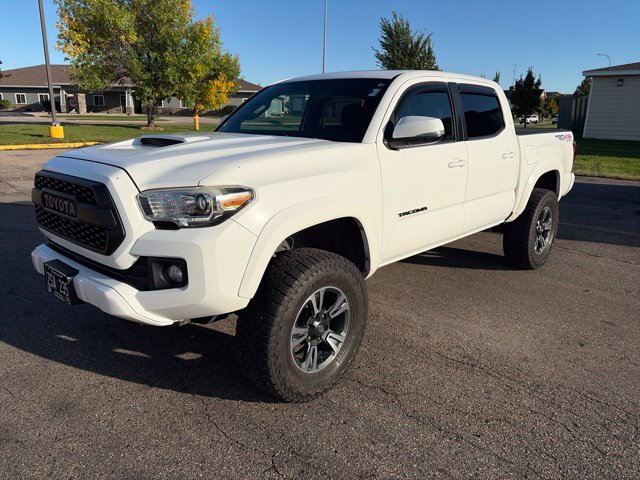 Used 2017 Toyota Tacoma TRD Sport AWD/4WD image 3