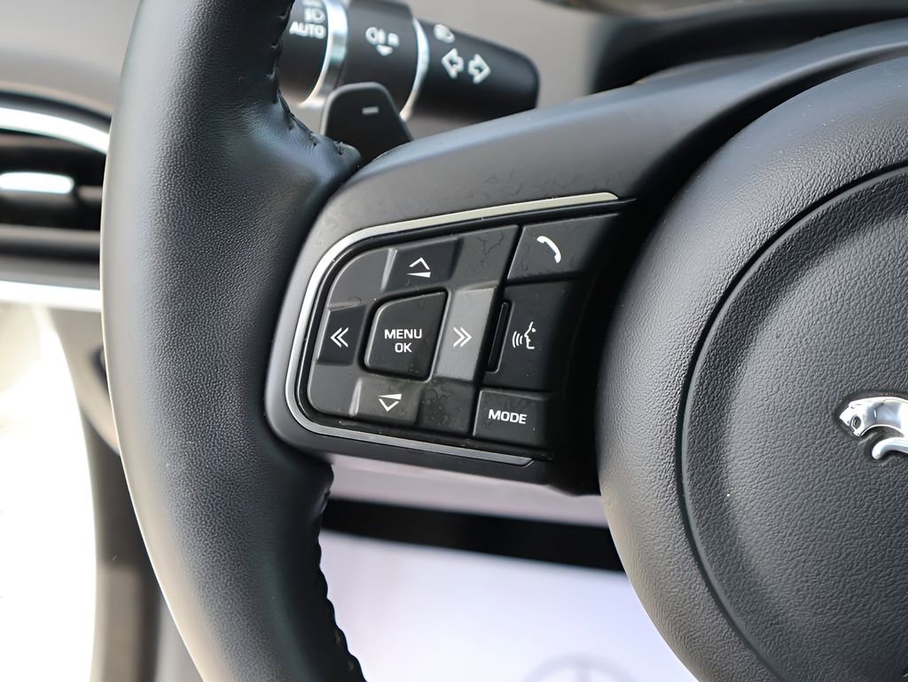 Used 2019 Jaguar XE Premium image 30