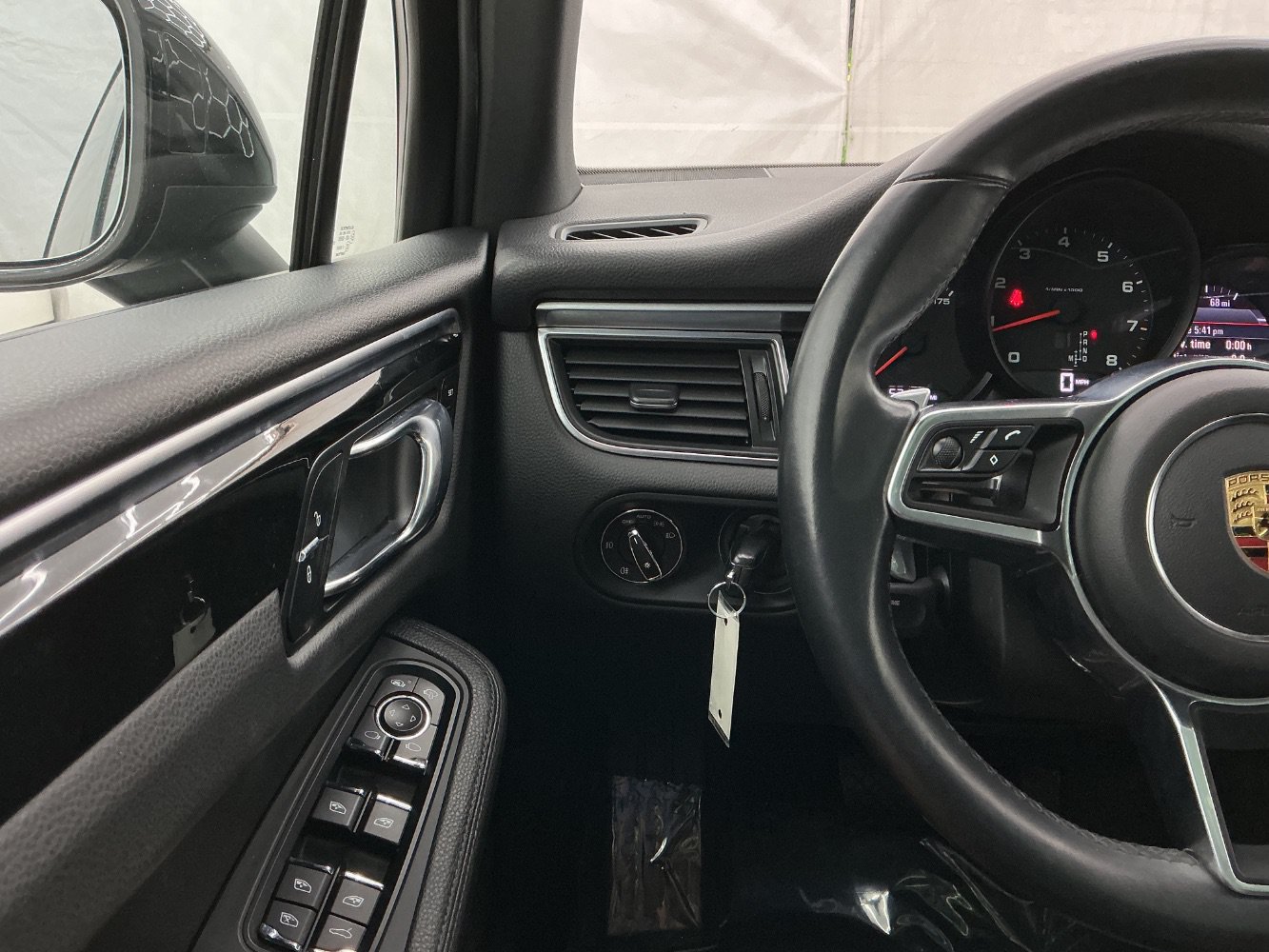 Used 2018 Porsche Macan AWD/4WD image 33