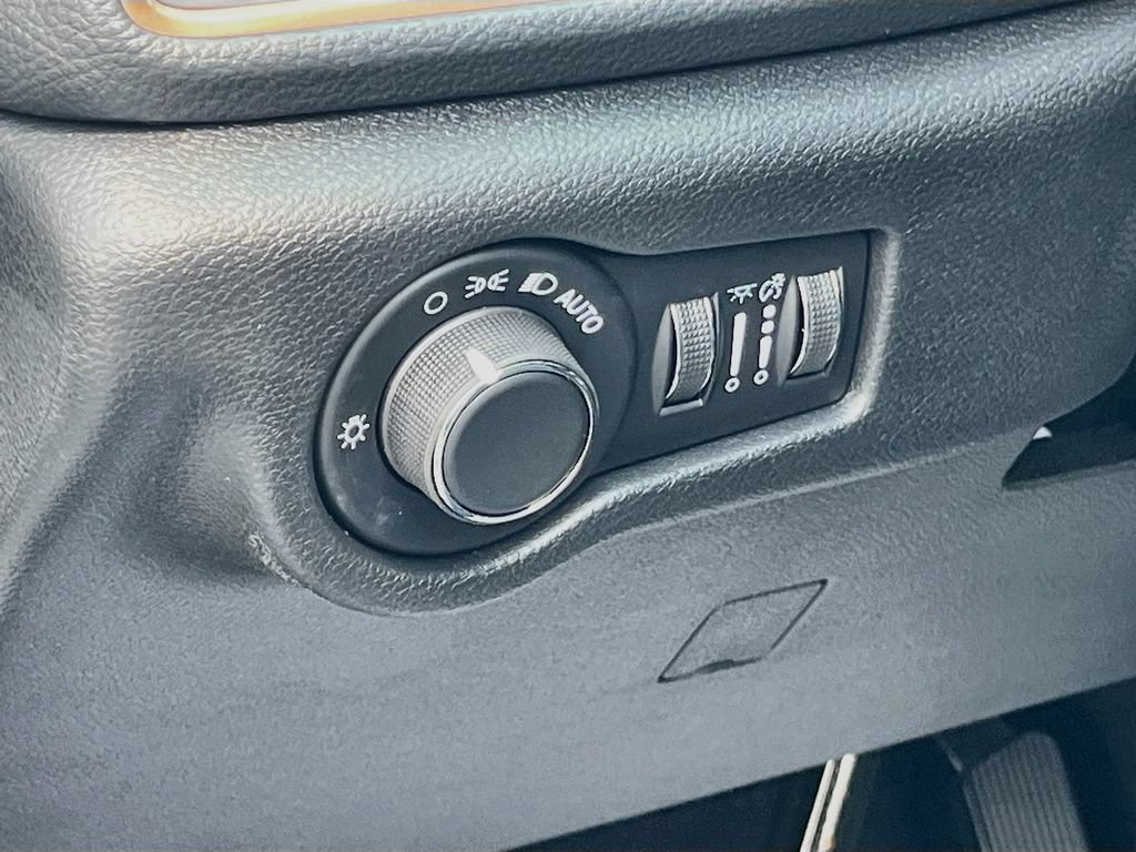New 2027 Chrysler Pacifica Pinnacle w/ Theater Group FWD image 10