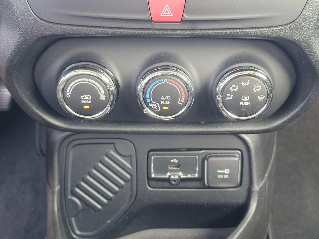 Used 2017 Jeep Renegade Latitude FWD image 34