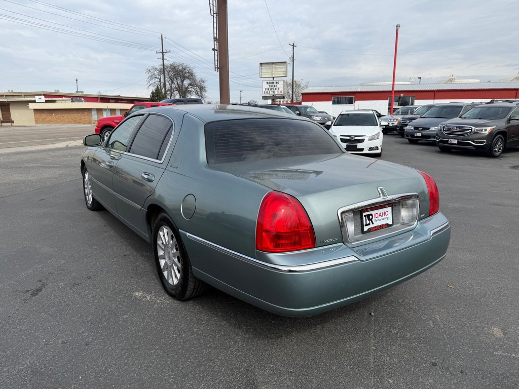 Used 2006 Lincoln Town Car Signature image 4