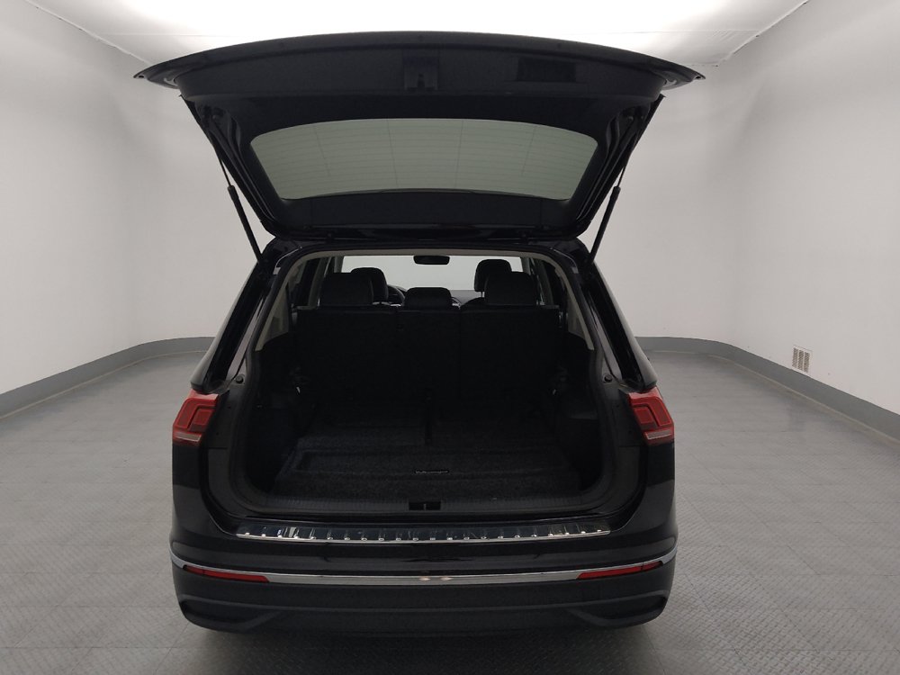 Used 2023 Volkswagen Tiguan SE w/ Panoramic Sunroof Package FWD image 29