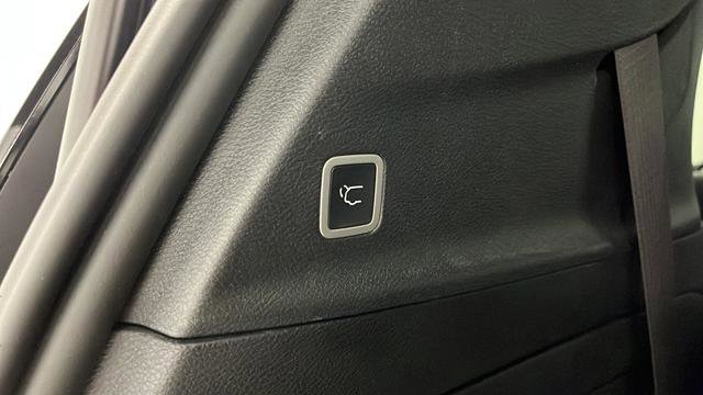 Used 2023 Chrysler Pacifica Limited w/ Uconnect Theater Family Group FWD image 28