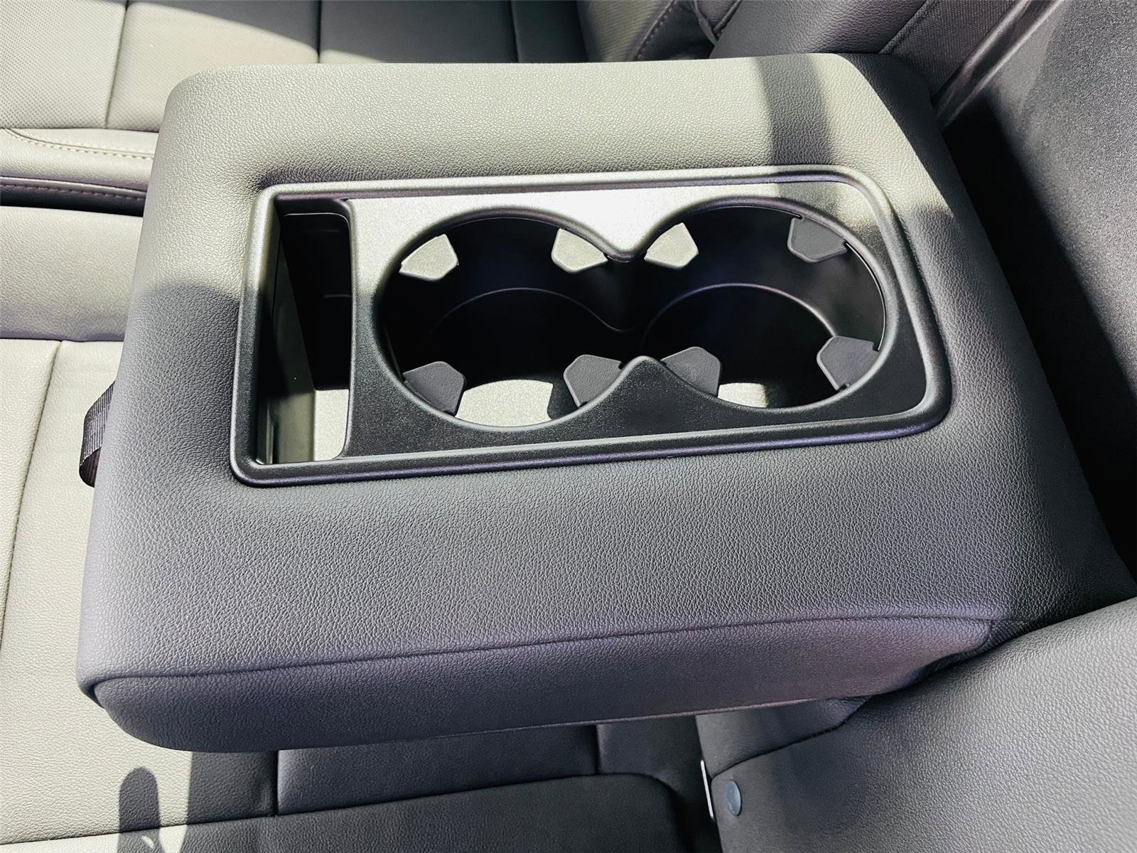 Used 2024 GMC Yukon XL SLT w/ SLT Luxury Package image 26