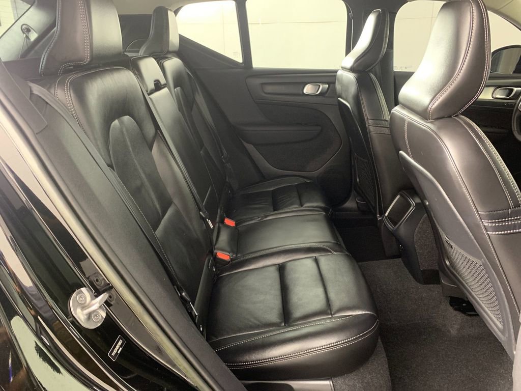 Used 2022 Volvo XC40 T5 Momentum image 38