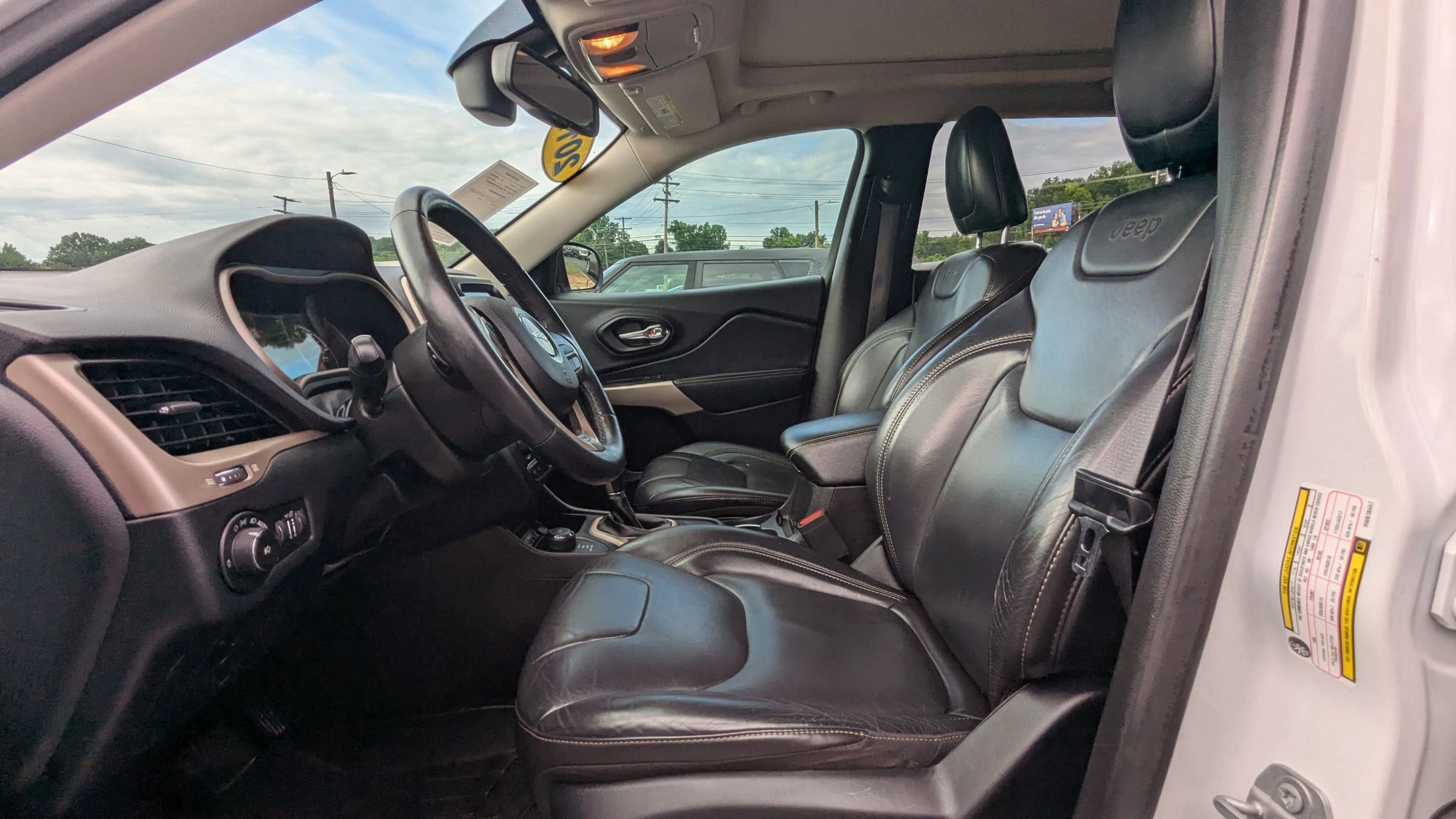 Used 2017 Jeep Cherokee Limited AWD/4WD image 16