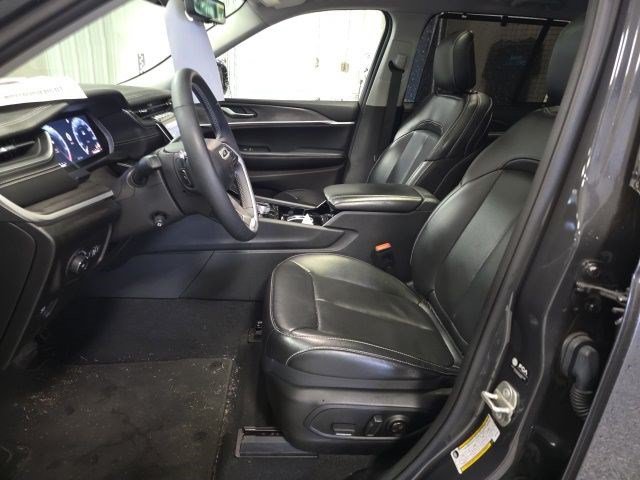 Used 2023 Jeep Grand Cherokee Limited w/ Luxury Tech Group II AWD/4WD image 17