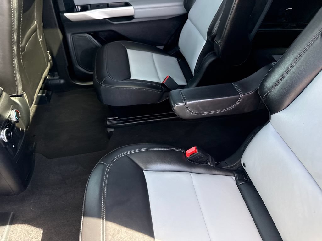 Used 2024 Ford Explorer XLT w/ Equipment Group 202A AWD/4WD image 19