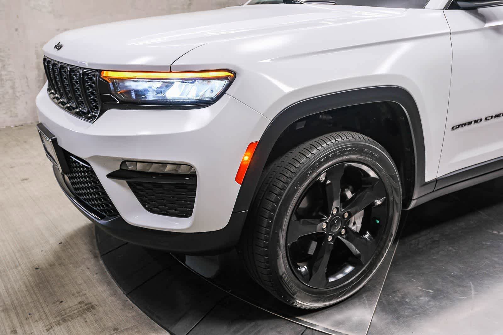 Used 2023 Jeep Grand Cherokee Limited w/ Black Appearance Package image 11