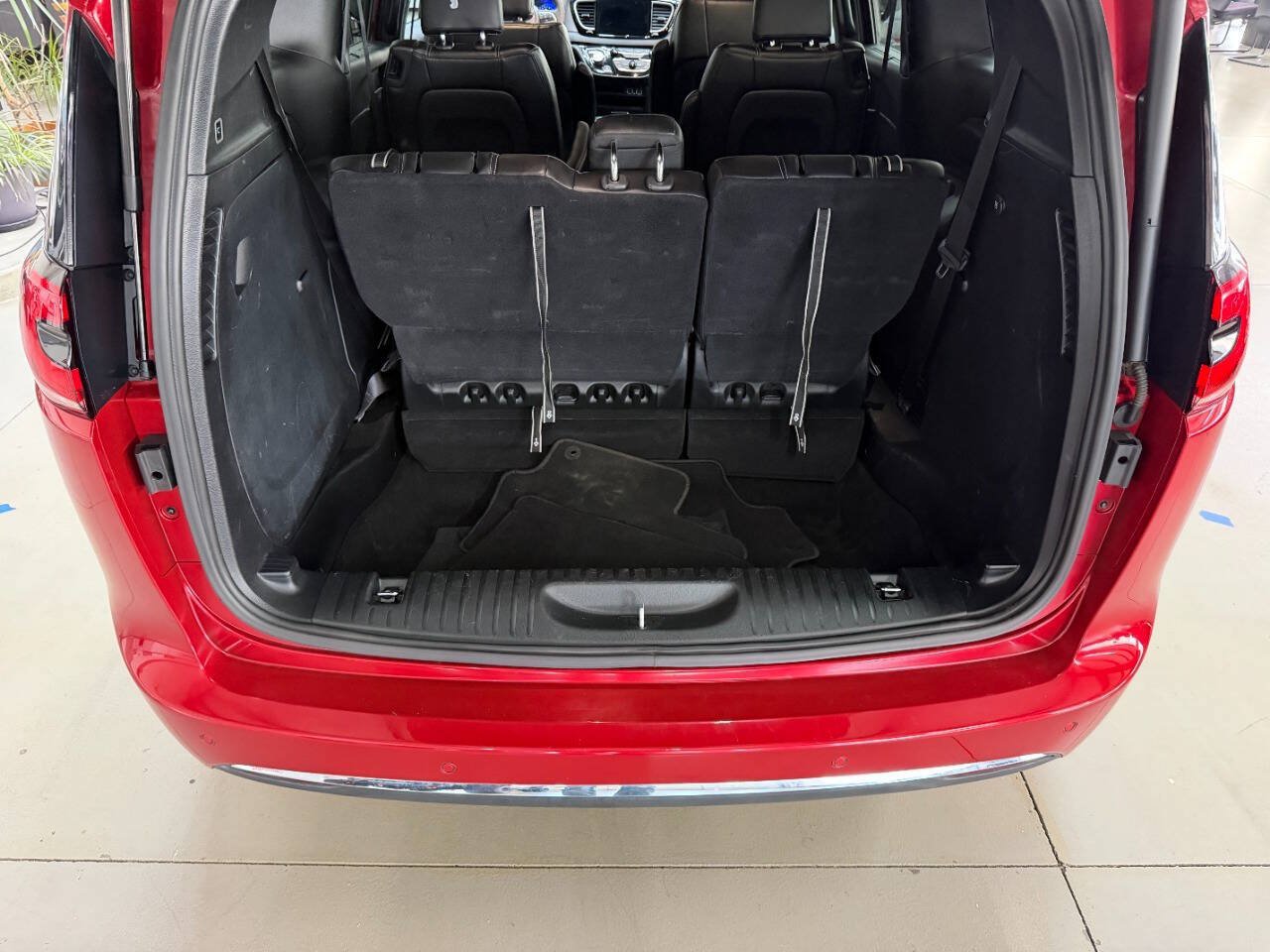 Used 2025 Chrysler Pacifica Select FWD image 9