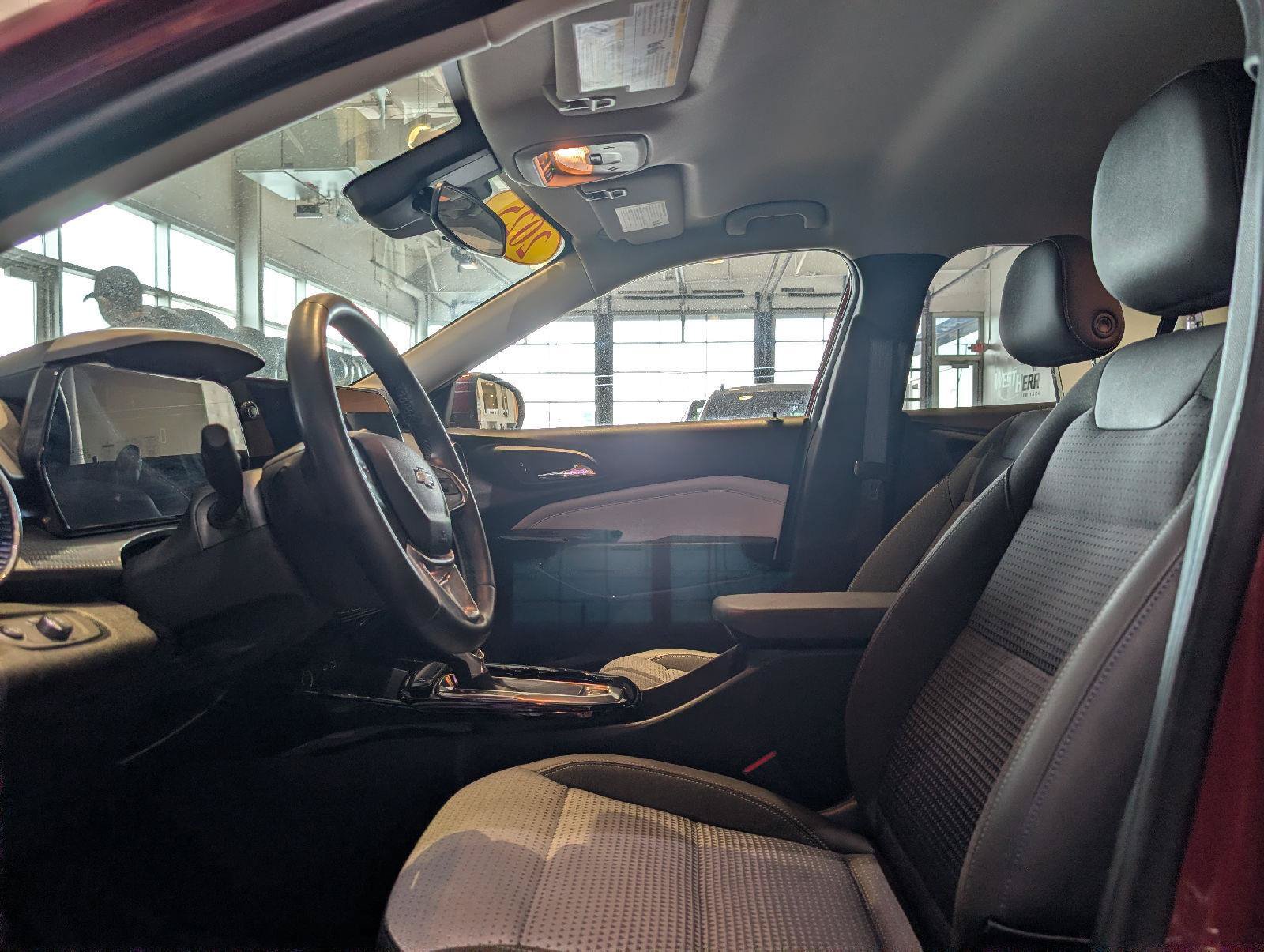 Used 2025 Chevrolet Trax LT w/ LT Convenience Package FWD image 12