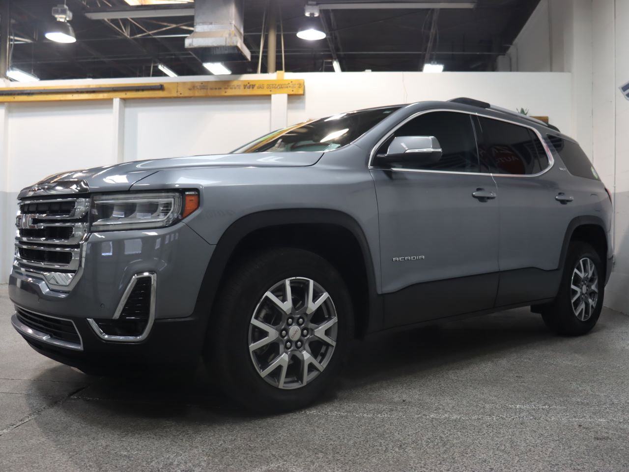 Used 2021 GMC Acadia SLT image 1