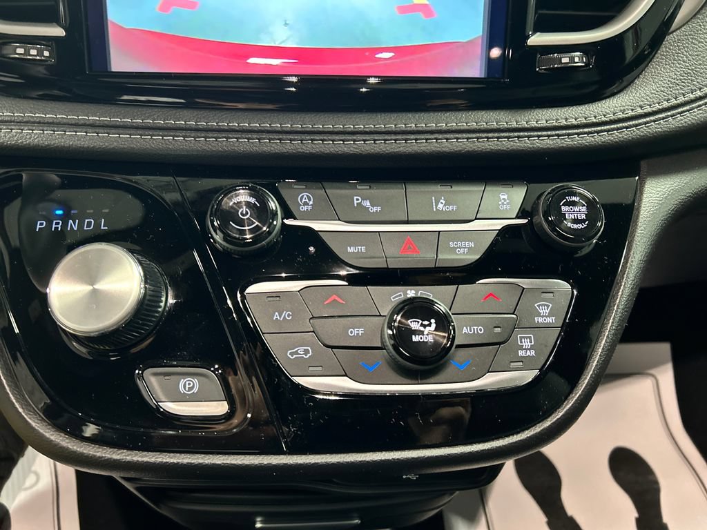 New 2027 Chrysler Pacifica Select w/ Family Tech Group FWD image 17