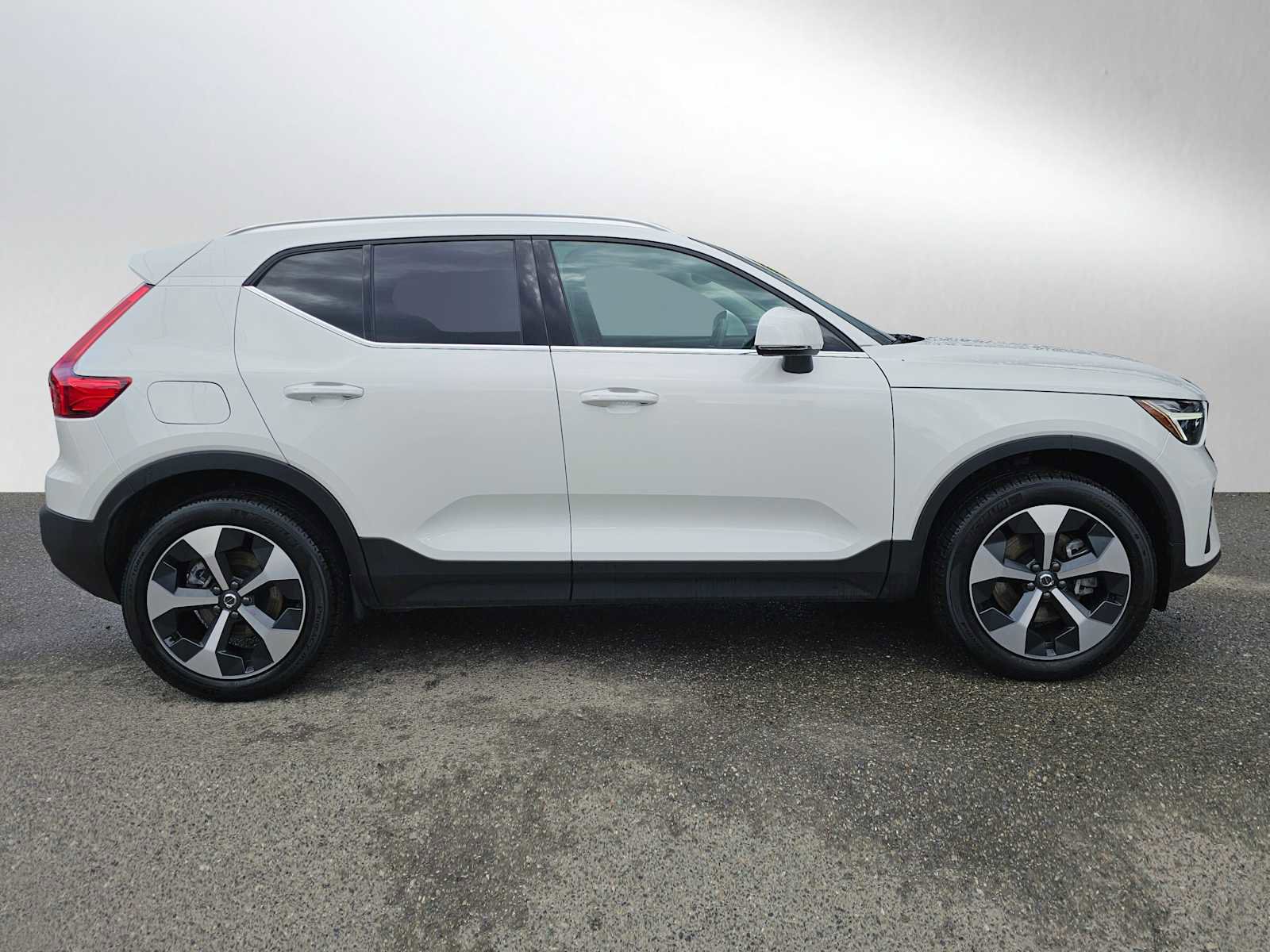 Used 2025 Volvo XC40 B5 Core w/ Protection Package Premier image 2