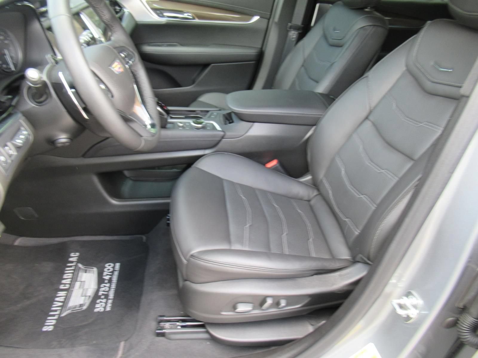 Certified 2025 Cadillac XT6 Sport w/ Platinum Package AWD/4WD image 17