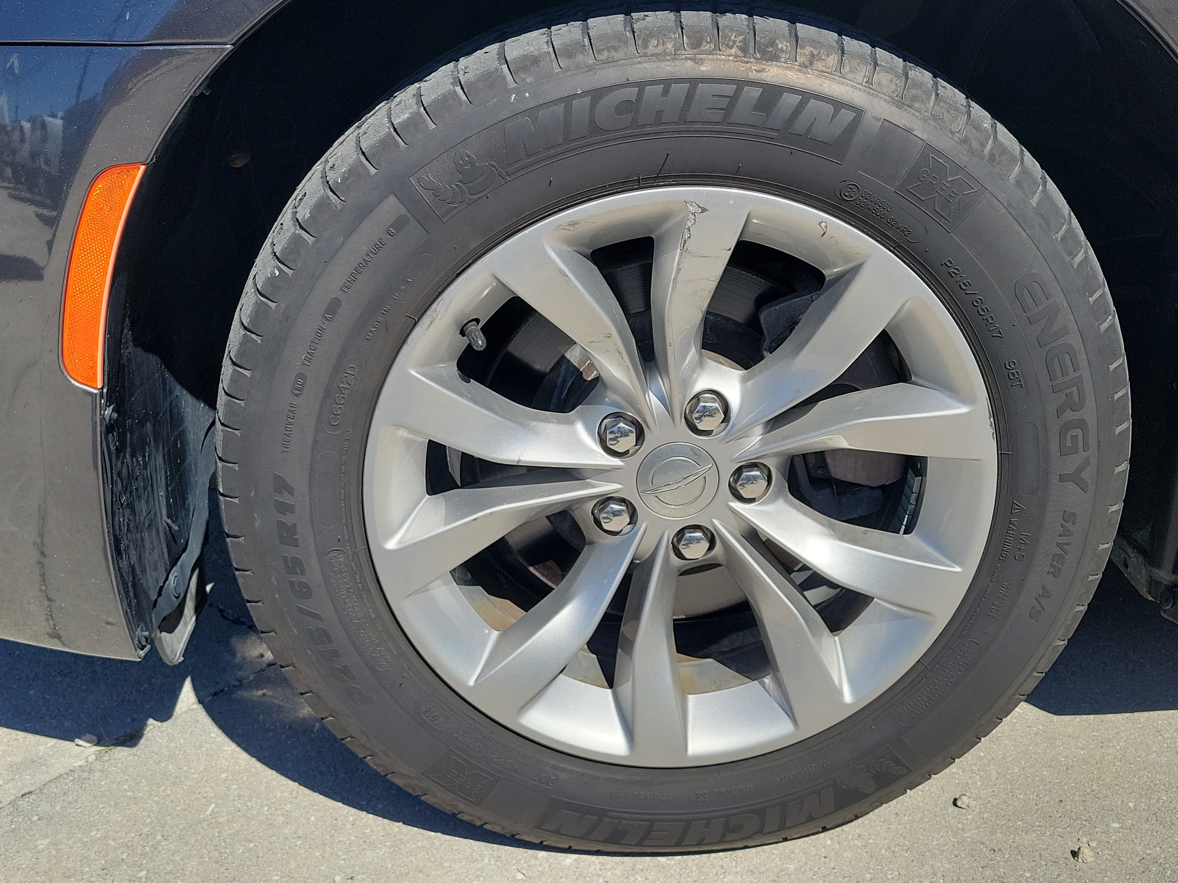 Used 2019 Chrysler 300 Touring RWD image 9