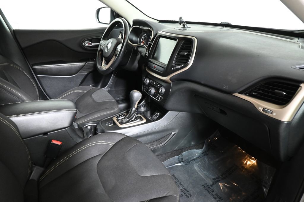 Used 2016 Jeep Cherokee Latitude w/ Cold Weather Group image 27