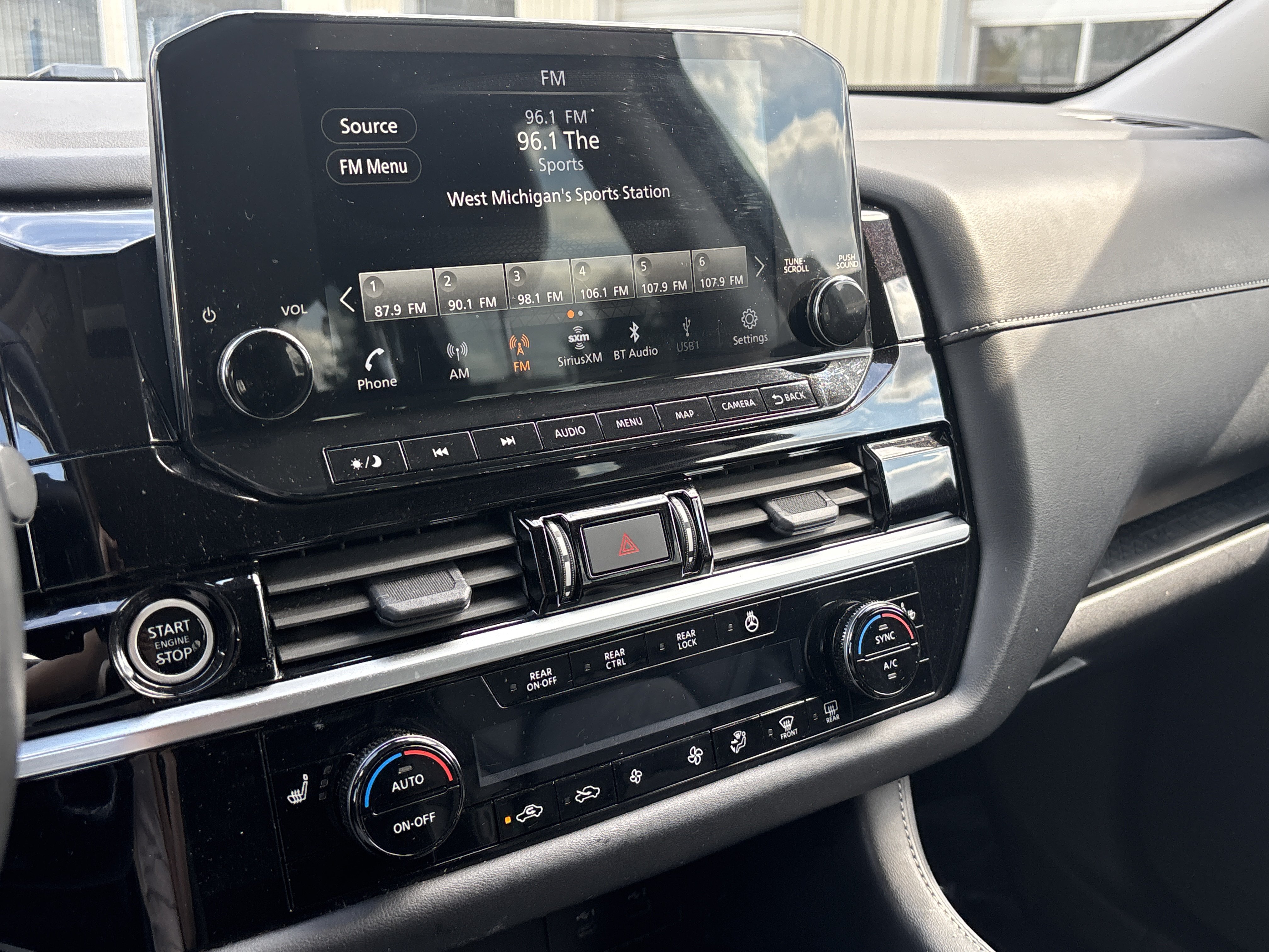 Used 2023 Nissan Pathfinder SL AWD/4WD image 17