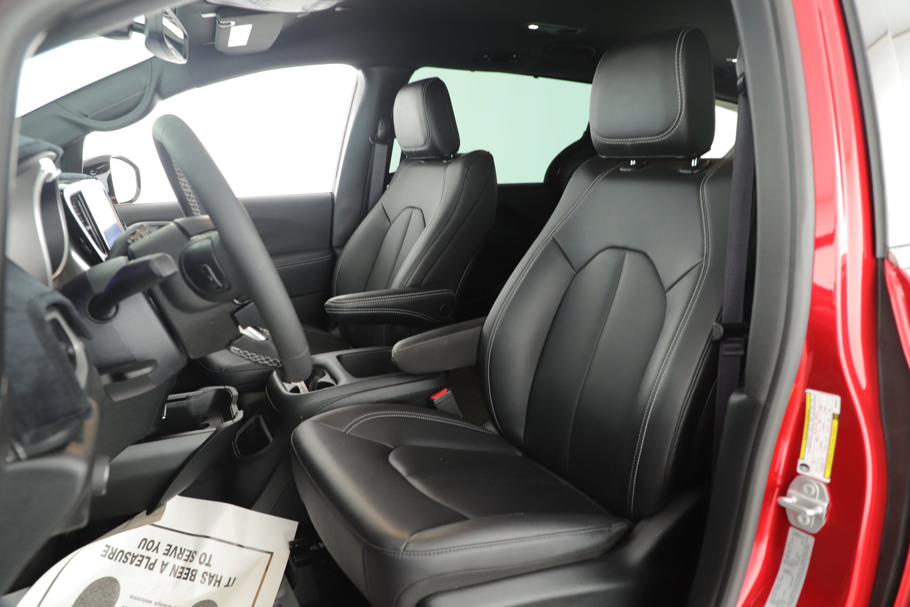 Used 2025 Chrysler Pacifica Select FWD image 10
