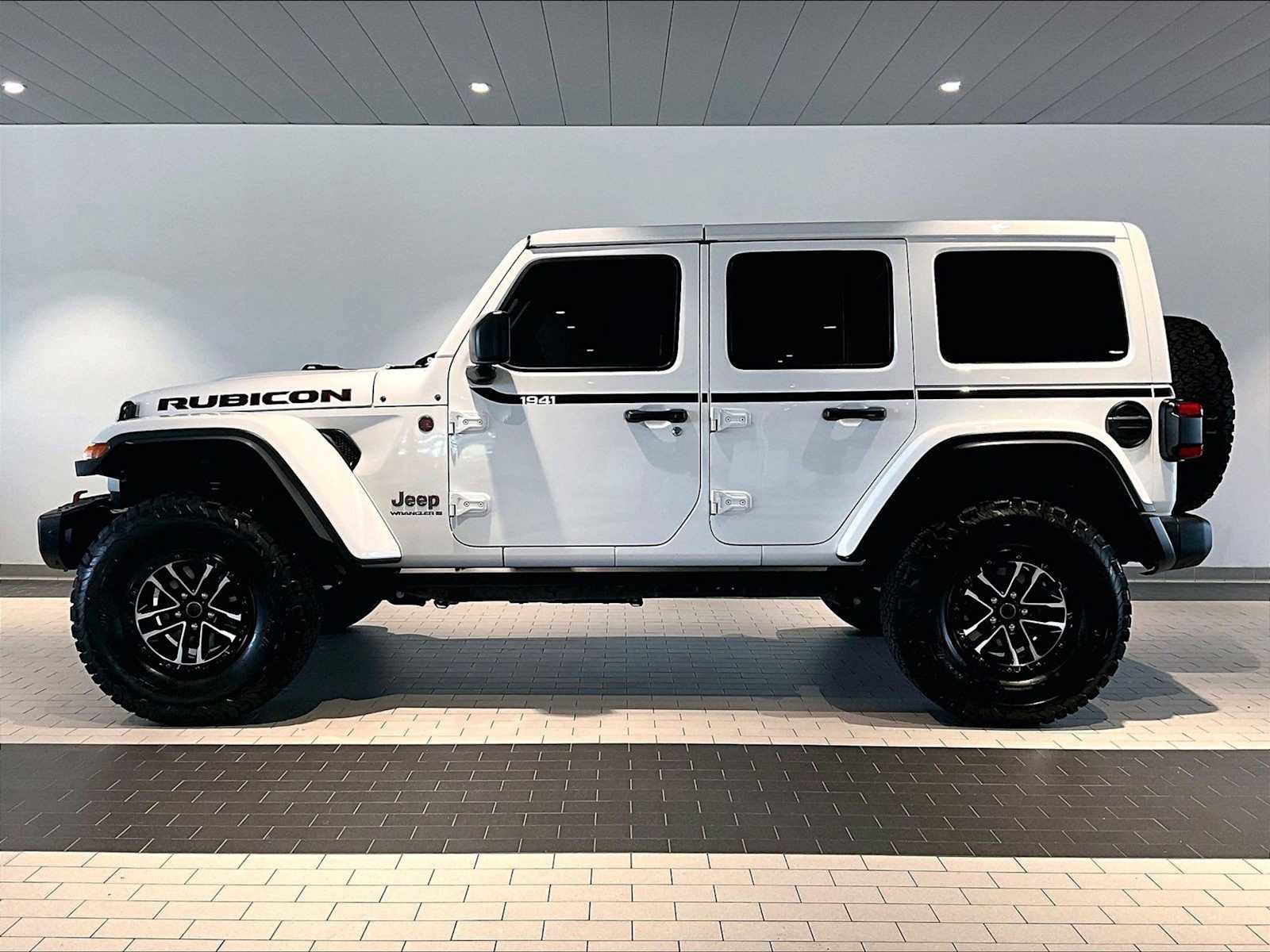 Used 2025 Jeep Wrangler Unlimited Rubicon AWD/4WD image 2