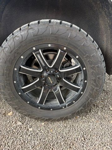 Used 2023 GMC Yukon XL SLT w/ SLT Premium Package image 4